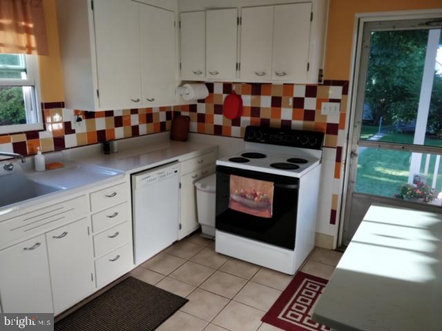 39 Philadelphia Avenue Reading, PA 19607 - Photo 21 of 32 Ist fl kitchen showing door to rear porch