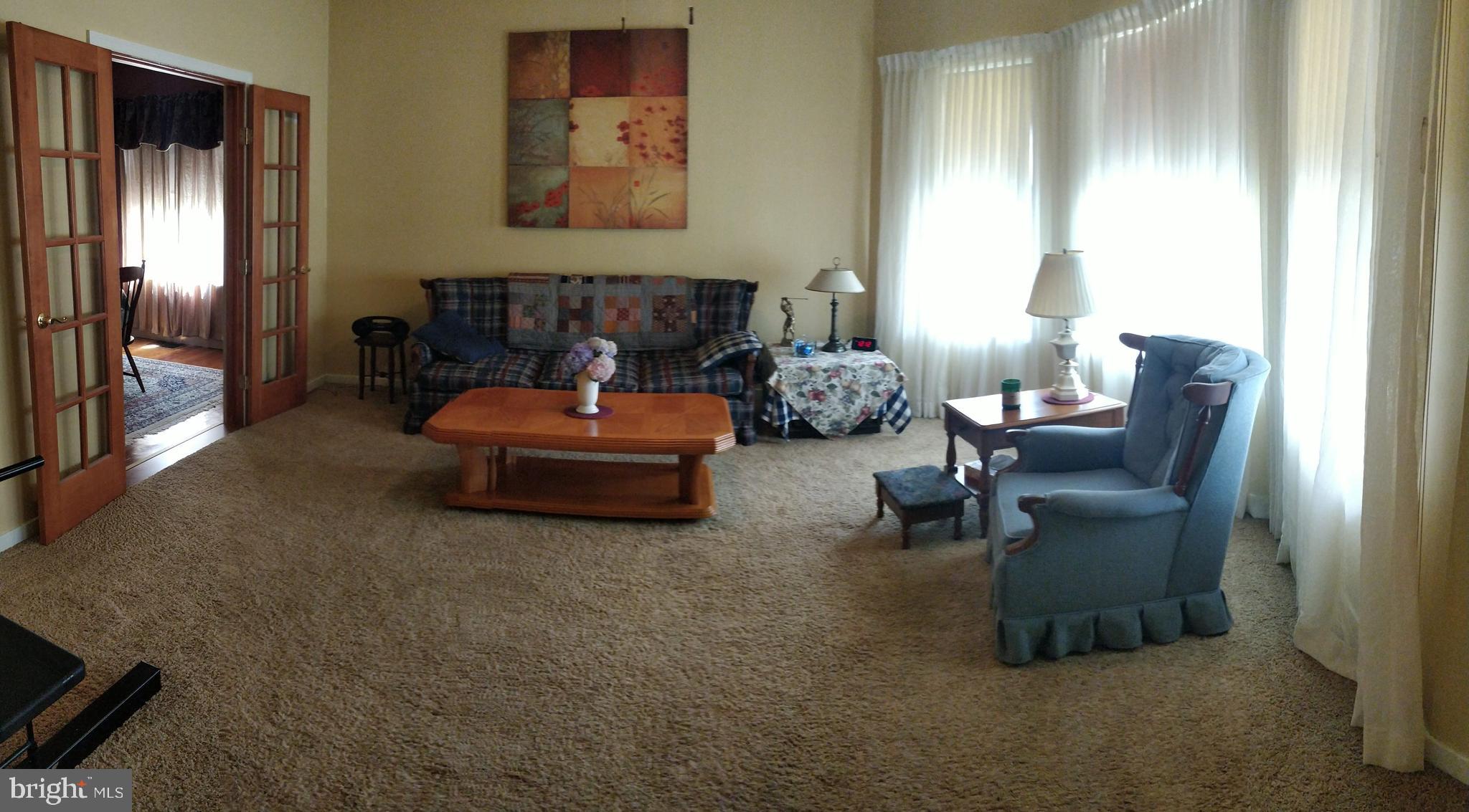 39 Philadelphia Avenue Reading, PA 19607 - Photo 4 of 32 Living room, w/ ceiling fan, cpt, Fr. door to DR