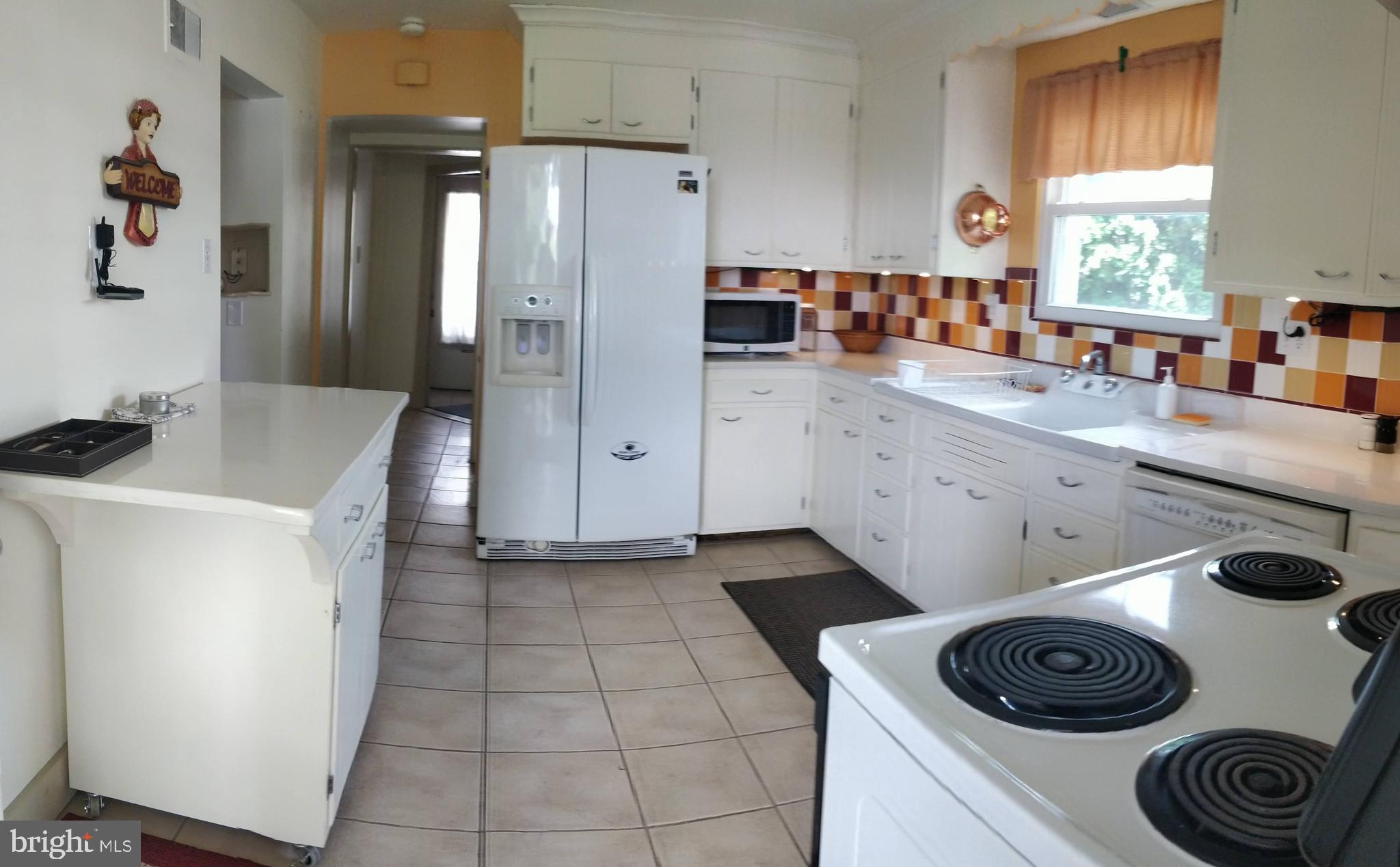 39 Philadelphia Avenue Reading, PA 19607 - Photo 6 of 32 Remodeled kit, quartz countertops, tile floor