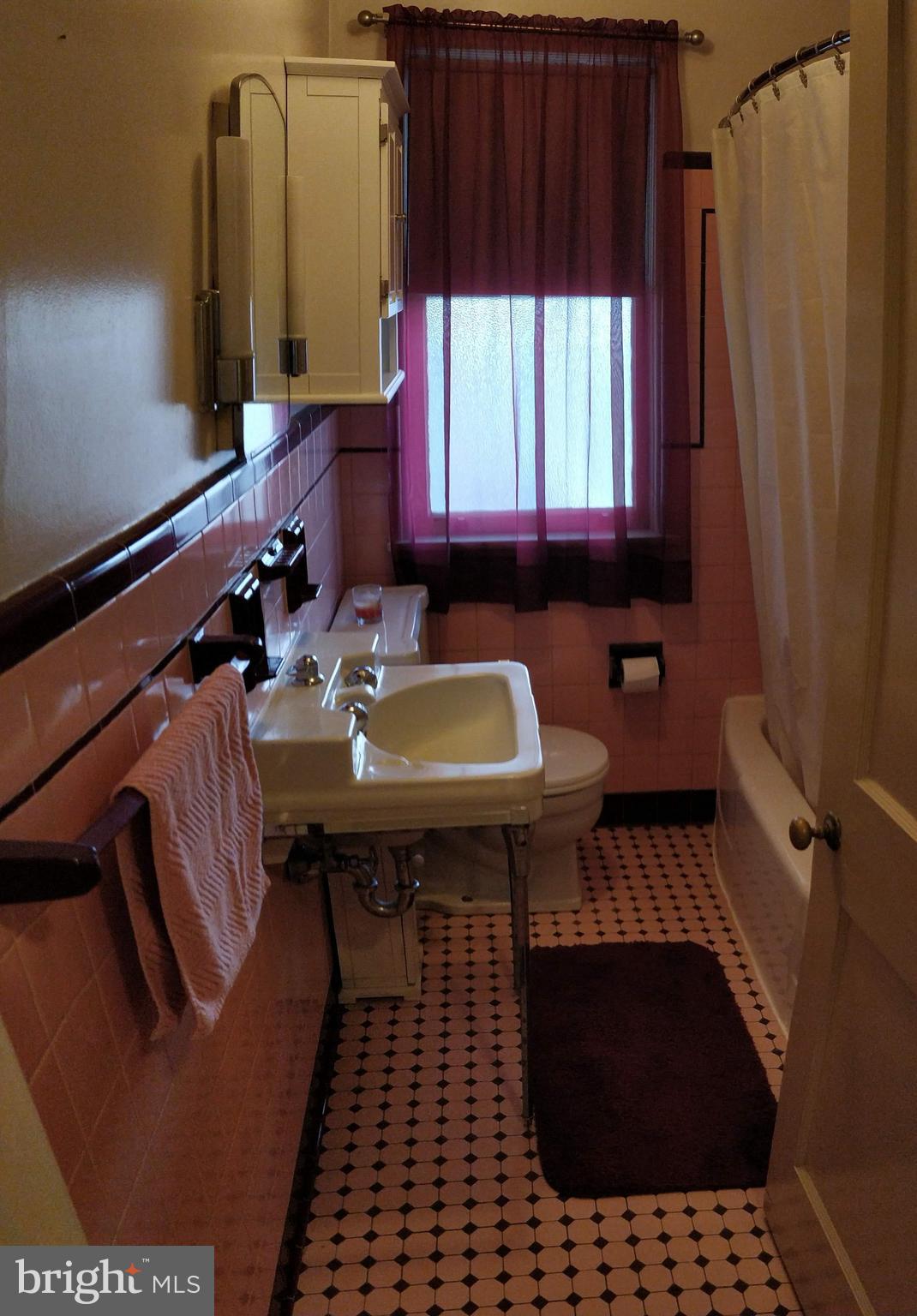 39 Philadelphia Avenue Reading, PA 19607 - Photo 7 of 32 1st floor full bath, cer. tile, tub & shower