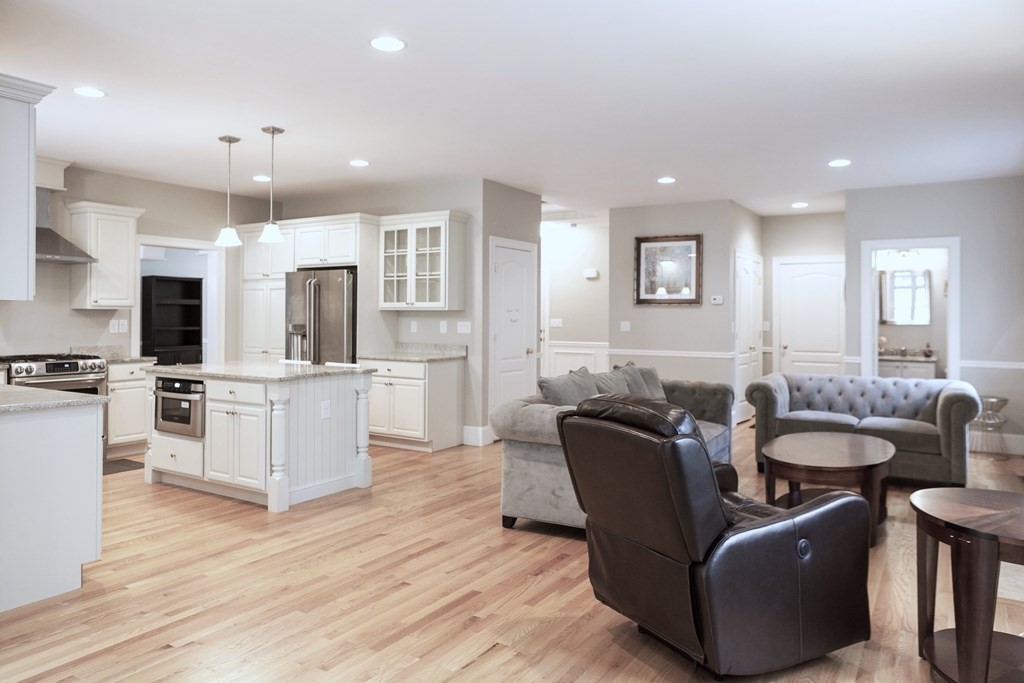 10 Larch Road, Unit 10 Wellesley, MA 02482 - Photo 4 of 26