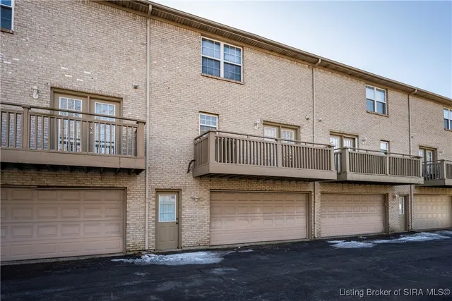 $1,700 | 303 Colonial Club Drive, New Albany, IN 47150