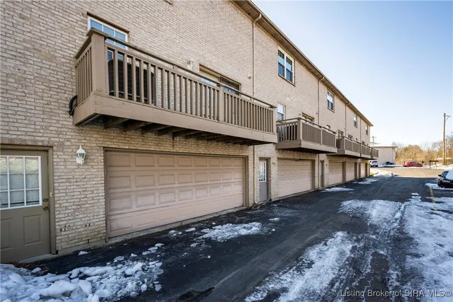 $1,700 | 303 Colonial Club Drive, New Albany, IN 47150