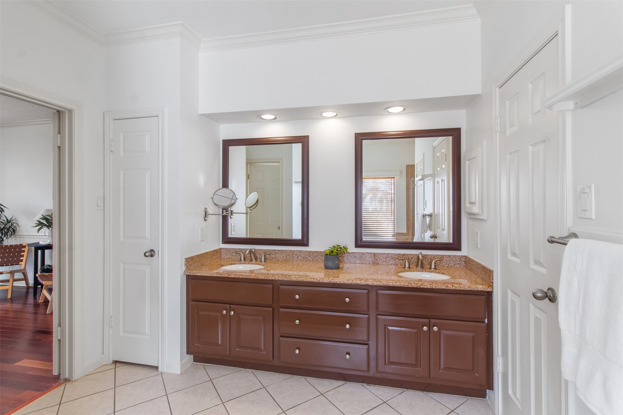 5127 Heathfield Court Houston, TX 77084 - Photo 17 of 37 The en-suite bath is equipped with double sinks and mirrors, as well as granite counter tops.