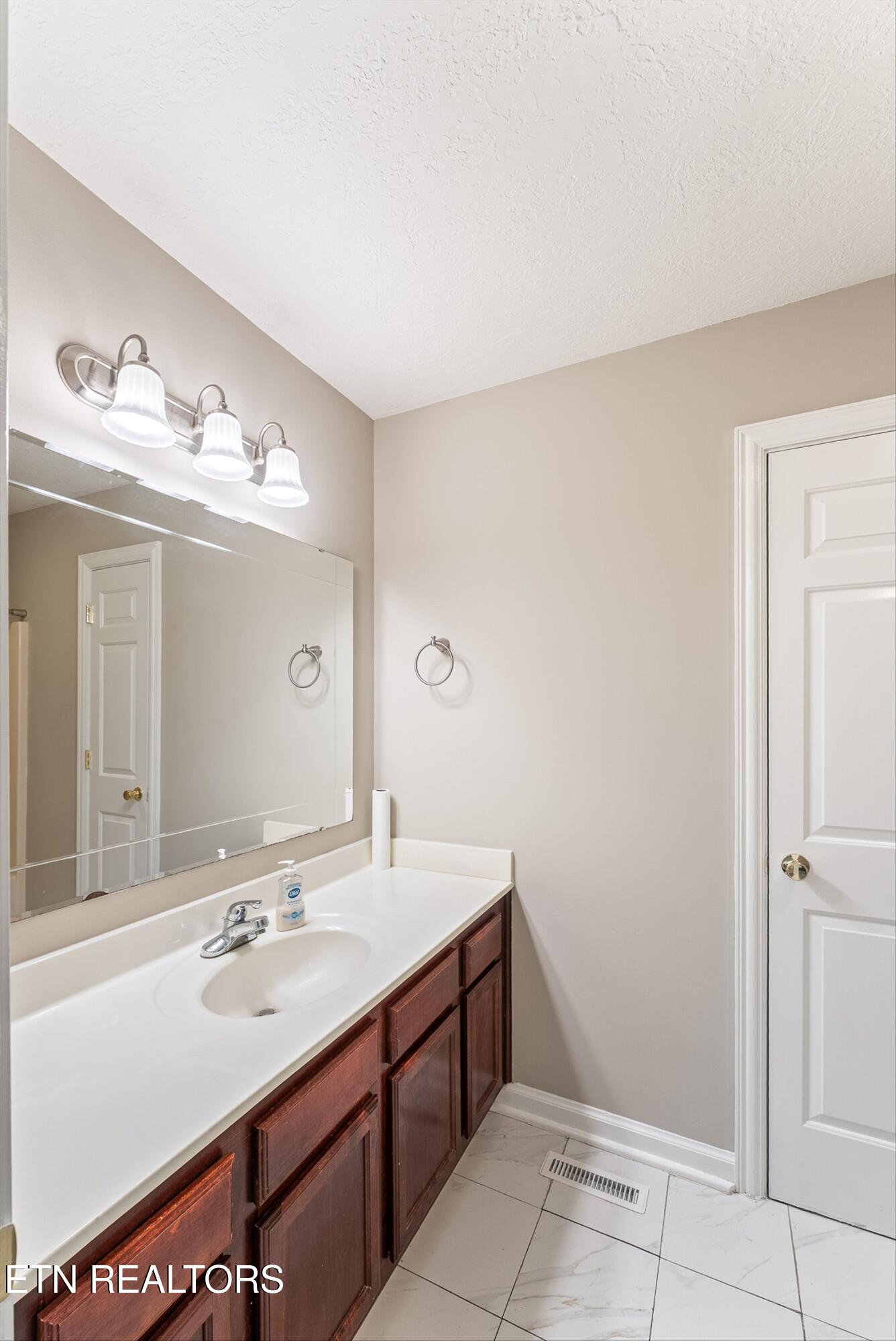 6133 Weems Road Knoxville, TN 37918 - Photo 25 of 34 25-1st Bath A3