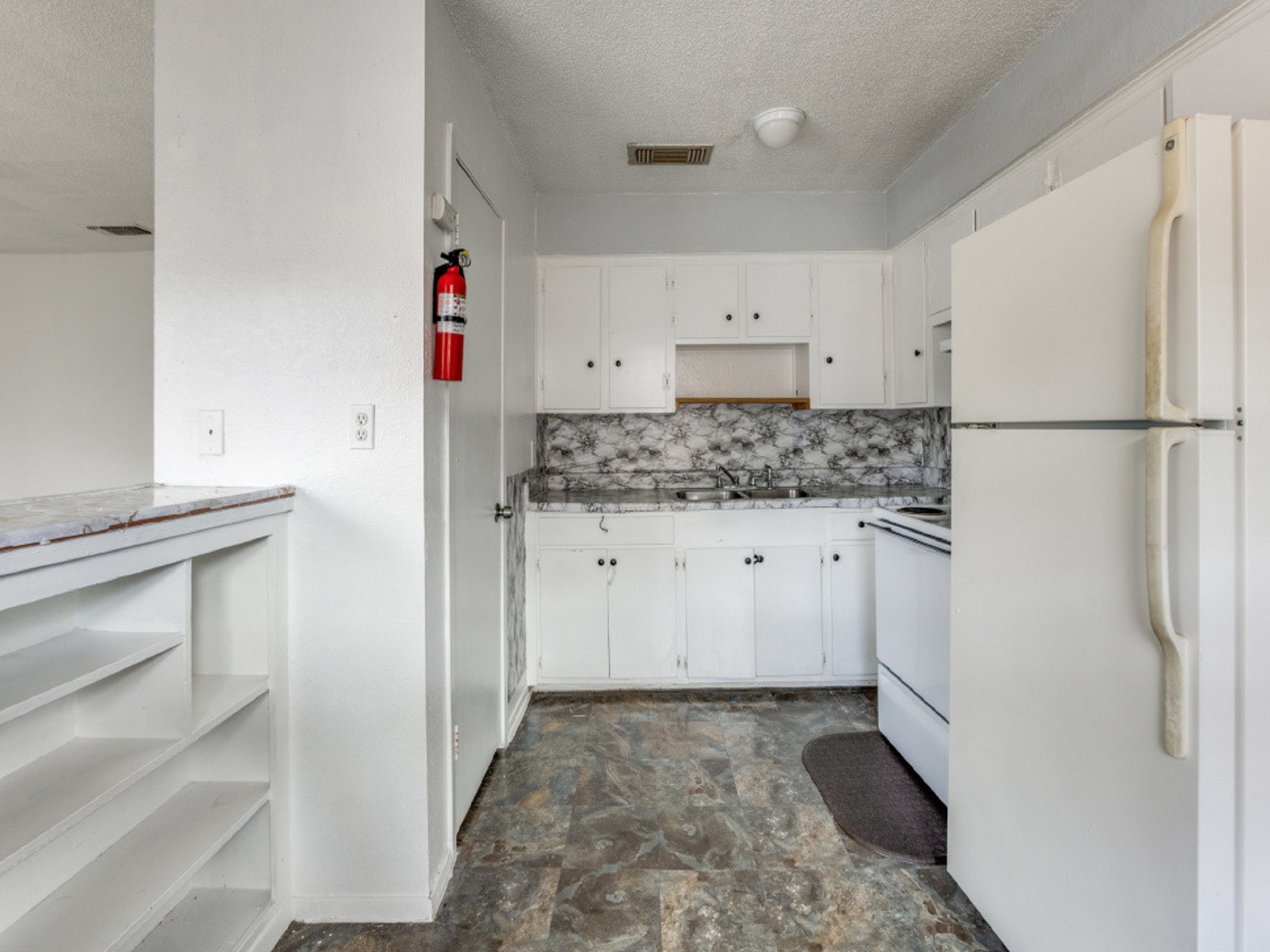 1711 Wichita Street, Unit 2 Houston, TX 77004 - Photo 4 of 12 a view of a kitchen with refrigerator and microwave