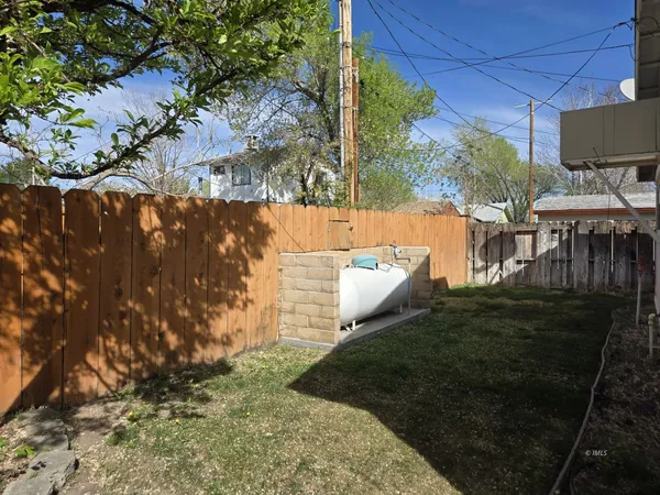 a view of a backyard