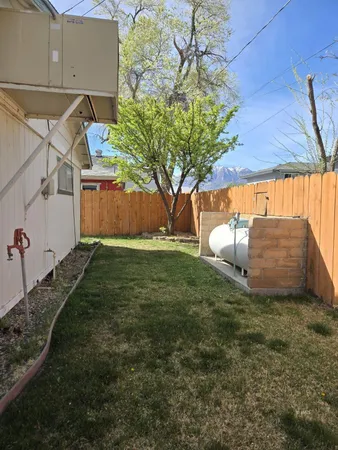 a view of a backyard