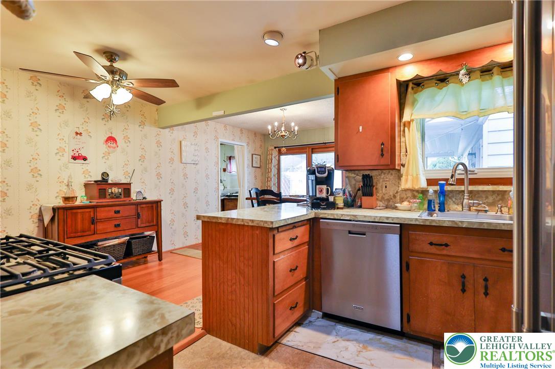 1929 Cloverdale Road Bethlehem, PA 18018 - Photo 8 of 28 Gallery Image 8