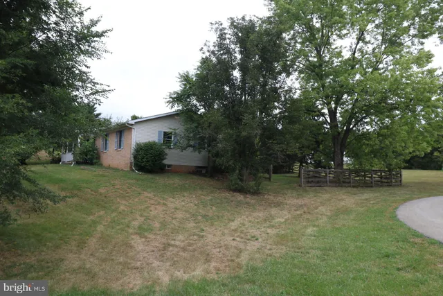 a view of a house with a backyard