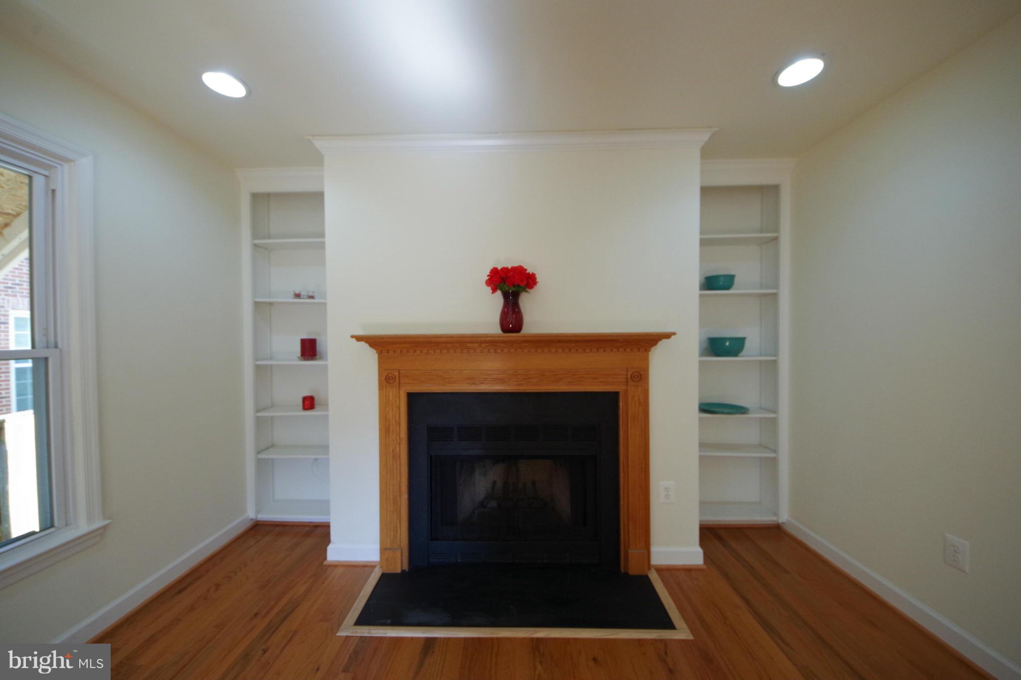 220 Lee Street Gaithersburg, MD 20877 - Photo 11 of 29 Living Room