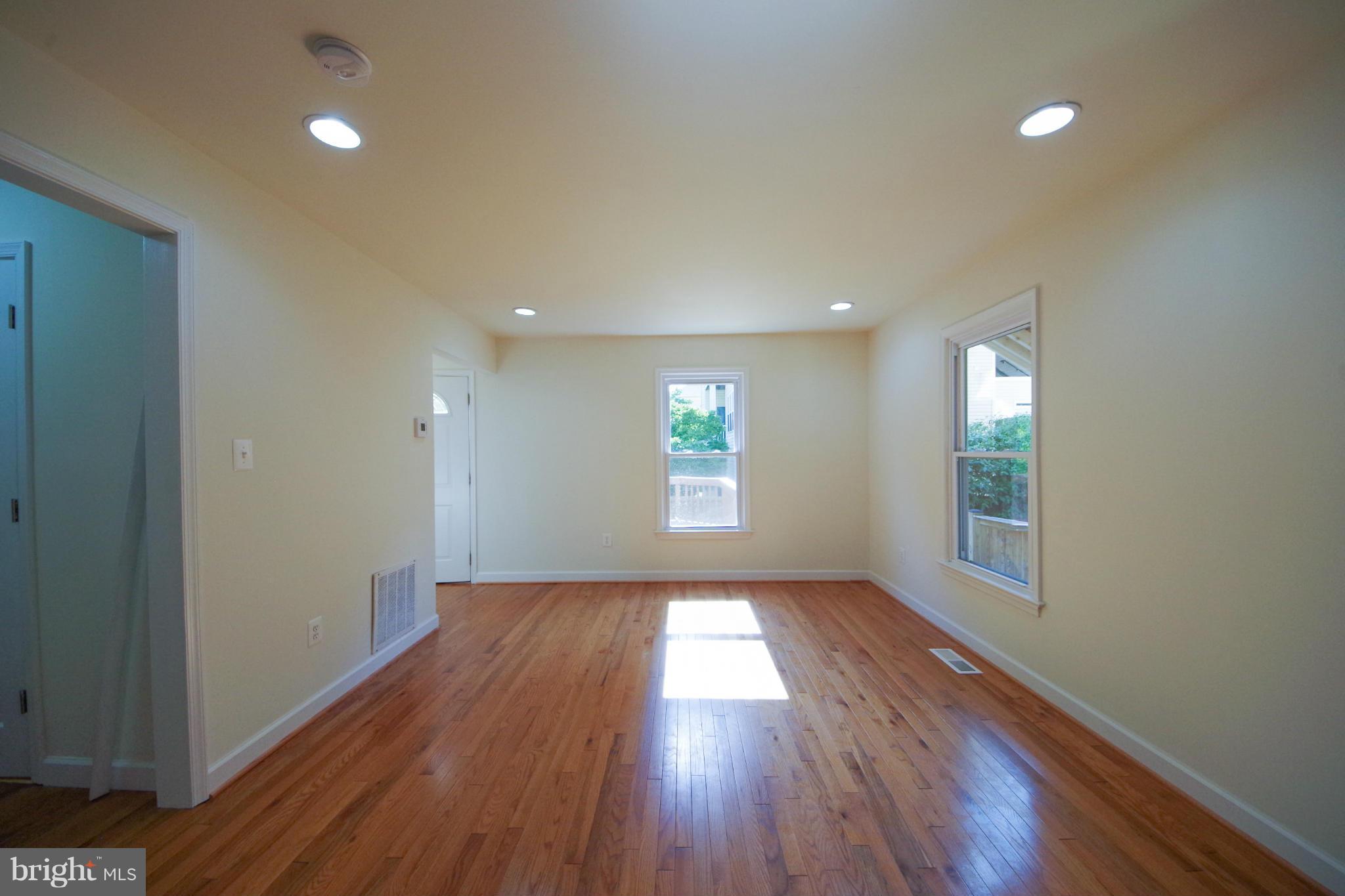 220 Lee Street Gaithersburg, MD 20877 - Photo 12 of 29 Living Room