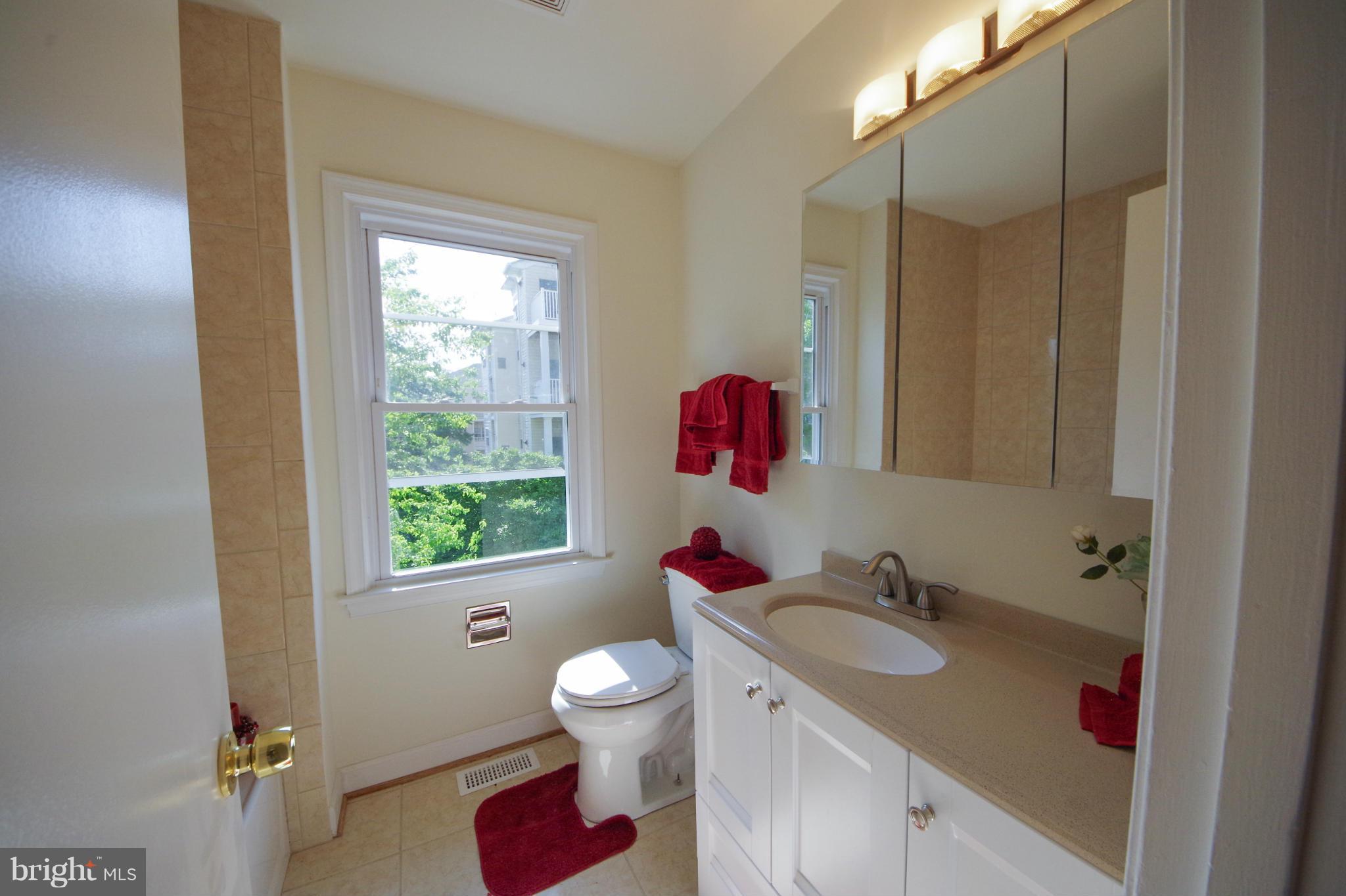 220 Lee Street Gaithersburg, MD 20877 - Photo 18 of 29 Bath