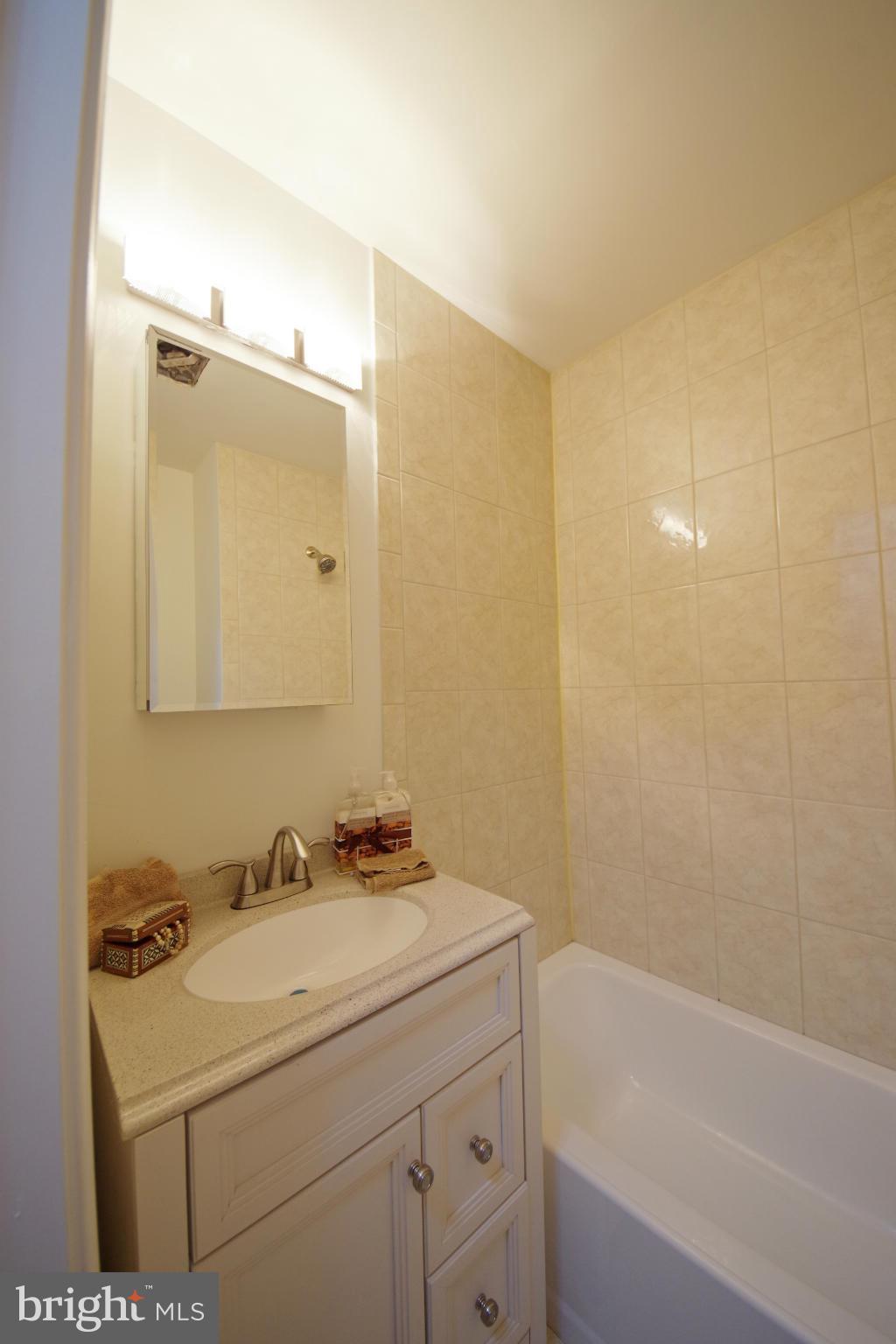 220 Lee Street Gaithersburg, MD 20877 - Photo 19 of 29 Bath