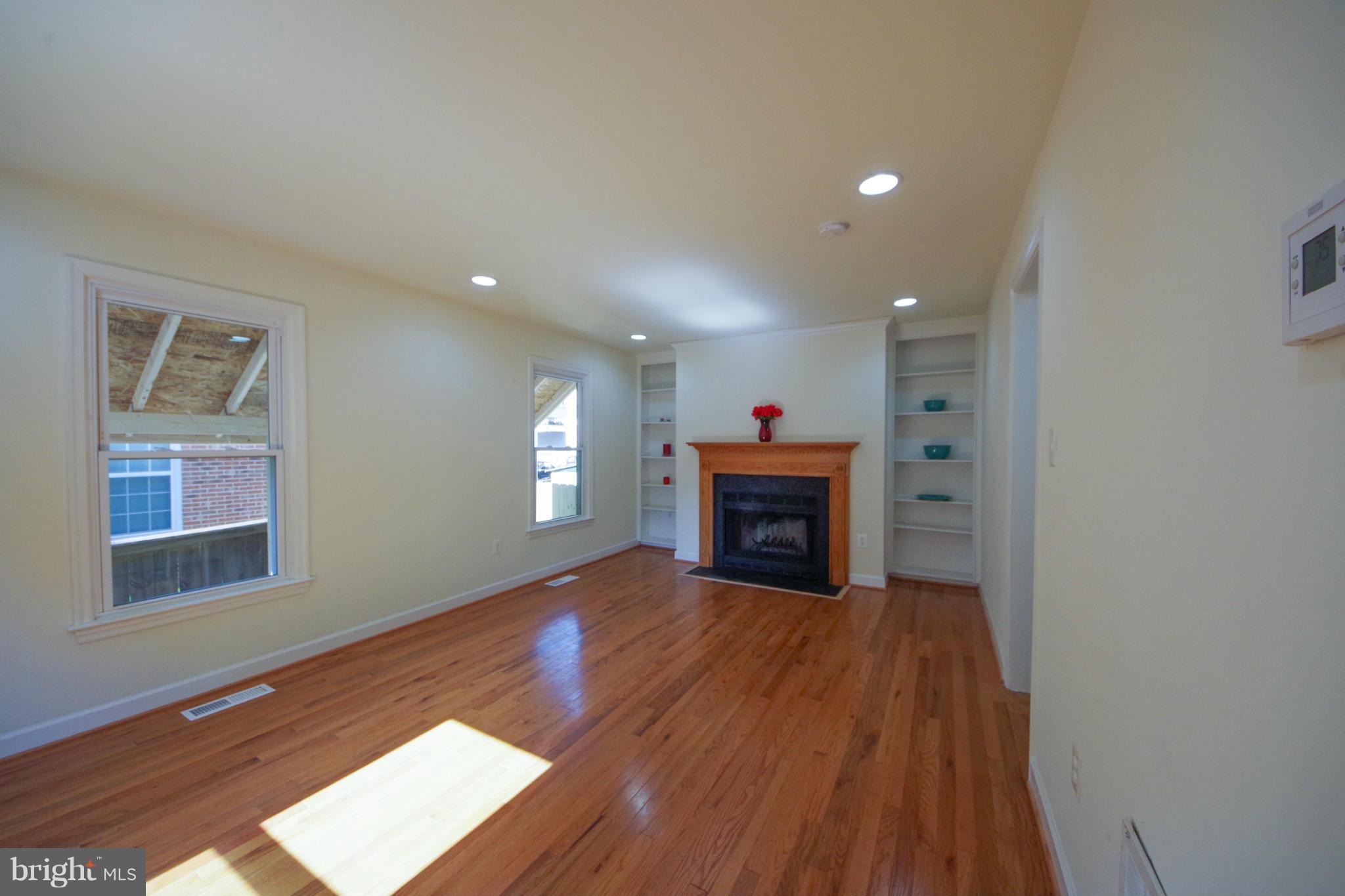 220 Lee Street Gaithersburg, MD 20877 - Photo 9 of 29 Living Room