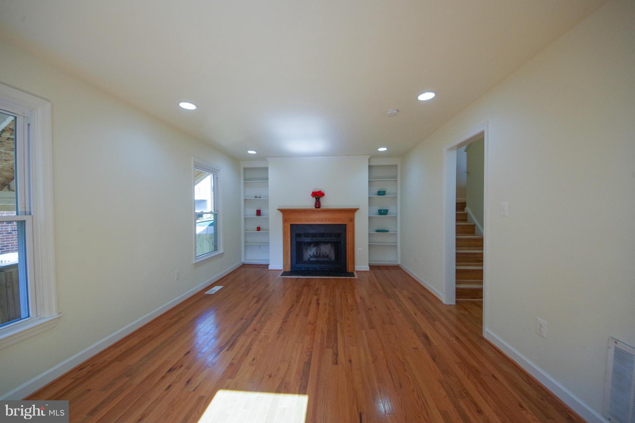 220 Lee Street Gaithersburg, MD 20877 - Photo 10 of 29 Living Room
