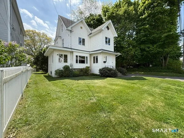 a view of a house with backyard and garden