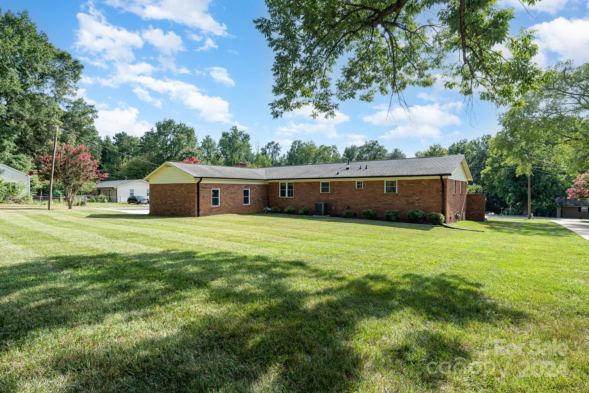 6308 Sunset Circle Charlotte, NC 28216 - Photo 27 of 30 a front view of house with a garden