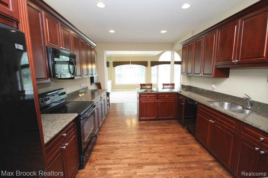 2740 Castlemartin Court Rochester, MI 48306 - Photo 5 of 25 IMG_6920.jpg