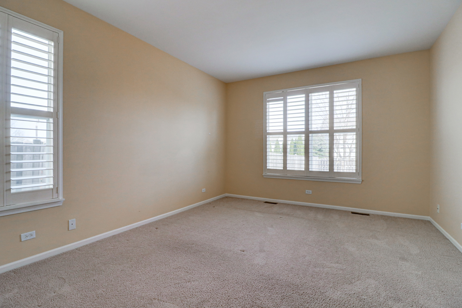 32670 Innetowne Road Lakemoor, IL 60051 - Photo 18 of 25 an empty room with a window