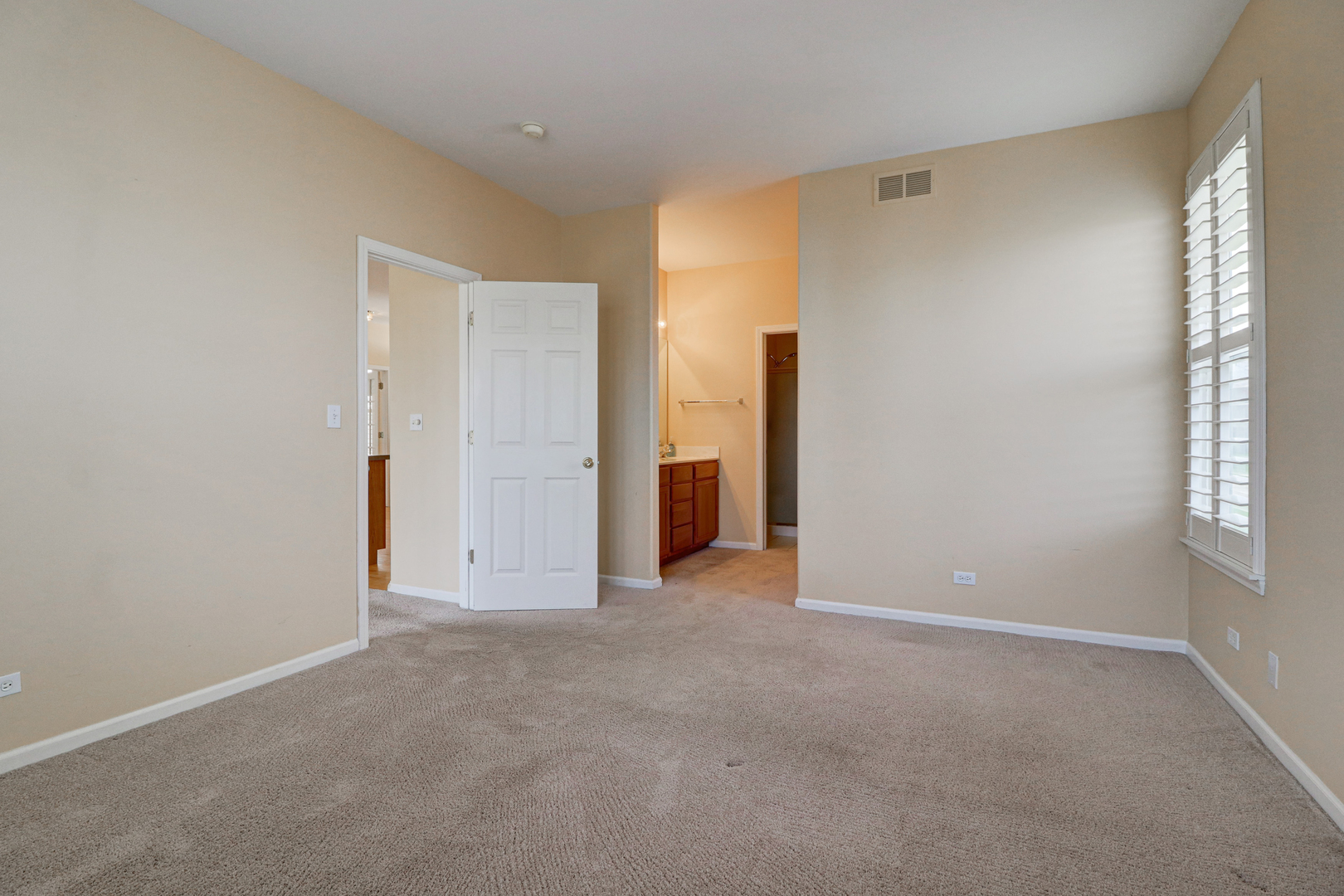 32670 Innetowne Road Lakemoor, IL 60051 - Photo 19 of 25 a view of an empty room with a window