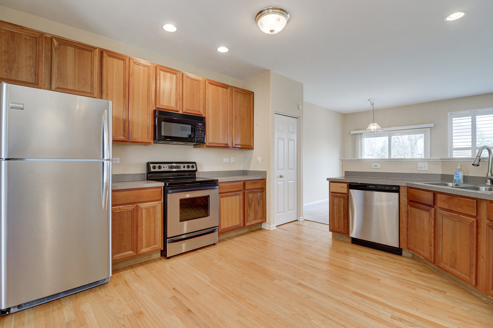 32670 Innetowne Road Lakemoor, IL 60051 - Photo 8 of 25 a kitchen with granite countertop a refrigerator stove top oven and sink