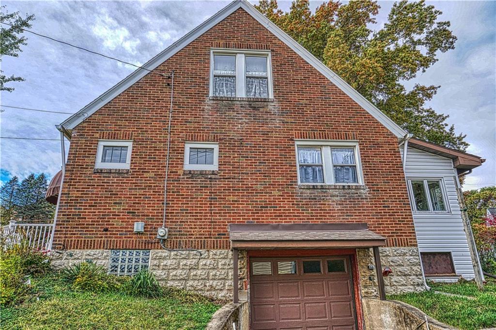 561 5th Street Butler, PA 16001 - Photo 4 of 25 1 stall integral garage!