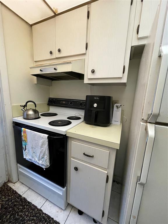 2851 East Golf Boulevard, Unit 206 Pompano Beach, FL 33064 - Photo 18 of 35 a stove top oven sitting inside of a kitchen