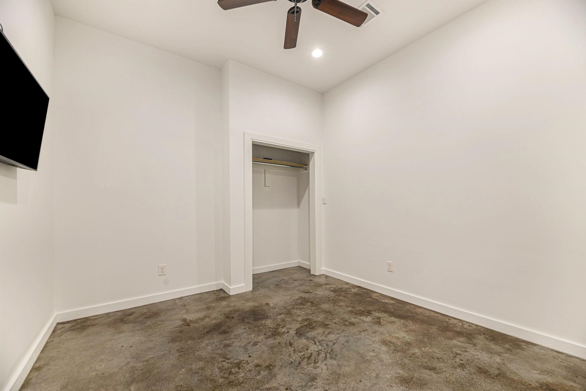 475 Pinnacle Trinity, TX 75862 - Photo 18 of 23 an empty room with a ceiling fan and a window
