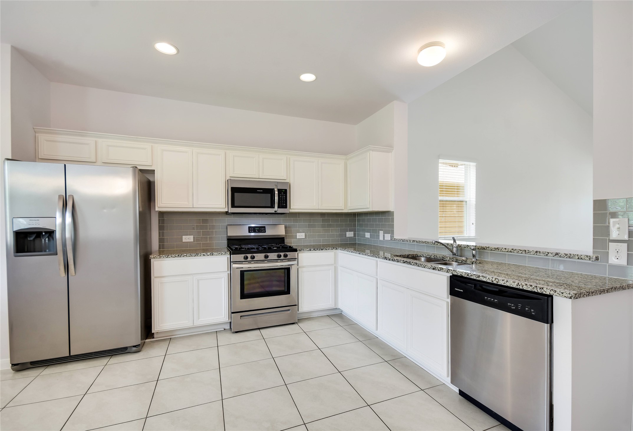 6525 Ranchito Drive Austin, TX 78744 - Photo 9 of 36 Granit counter tops and SS Appliances!!