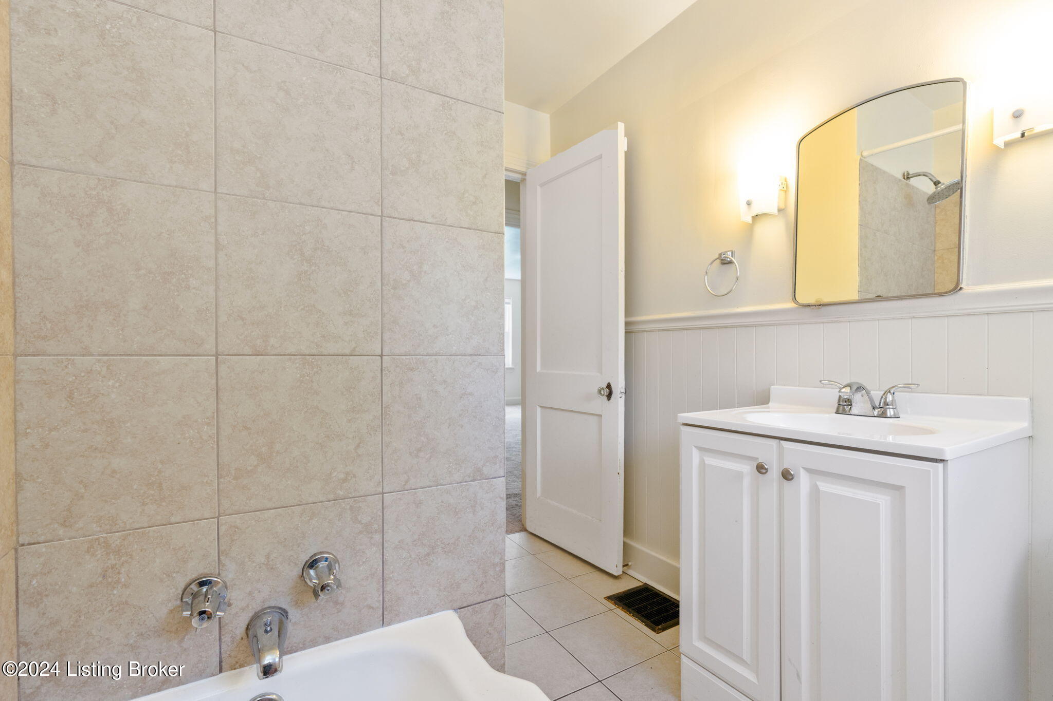 3210 Maple Road Louisville, KY 40299 - Photo 25 of 41 Full Bathroom
