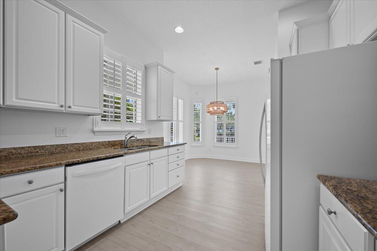 1041 Big Pine Way Jupiter, FL 33458 - Photo 9 of 44 Kitchen