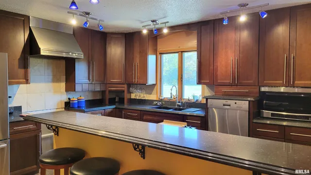 $695,000 | 3898 Country Club Road, Carbondale, IL 62901