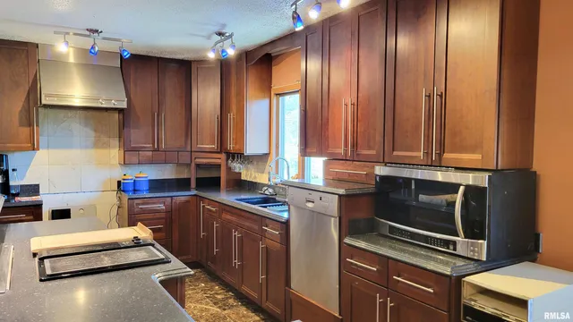 $695,000 | 3898 Country Club Road, Carbondale, IL 62901