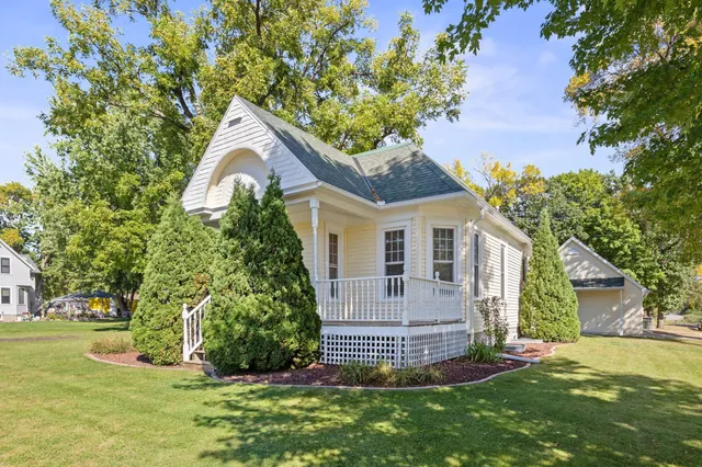 $239,900 | 801 Carver Street North, Winthrop, MN 55396