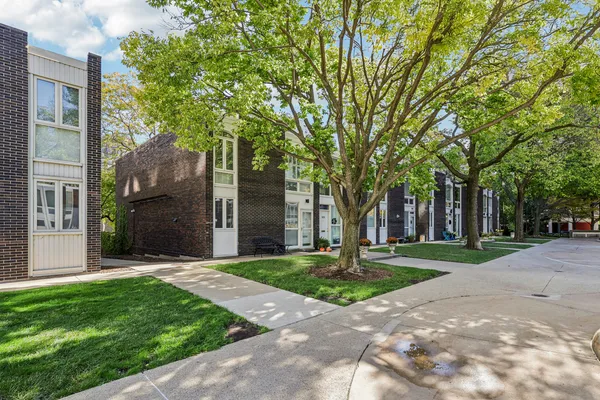 $1,495,000 | 1319 North Sandburg Terrace, Chicago, IL 60610