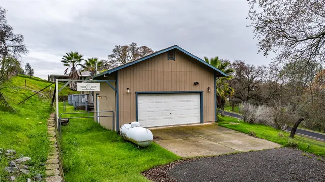 a view of a livingroom with a ceiling fan and window