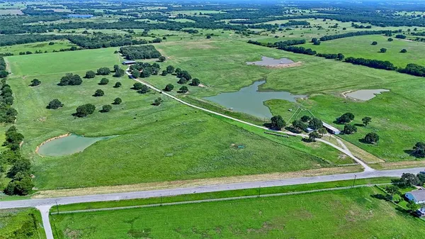 a view of a green field with lots of green space