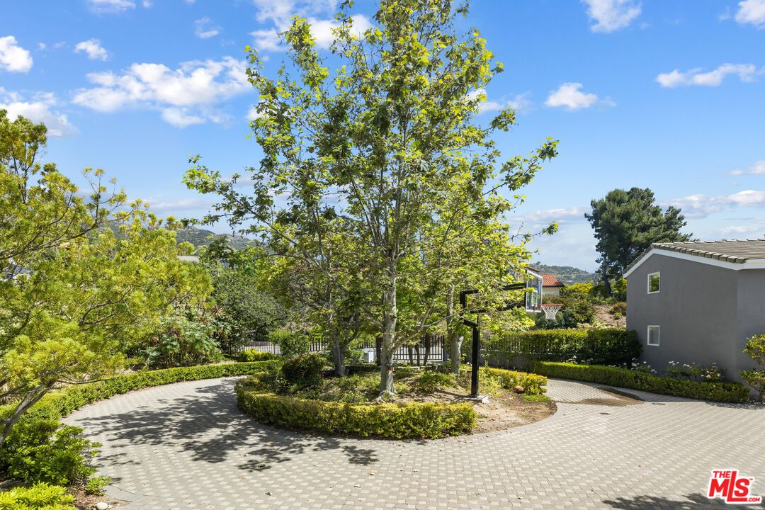 23400 West Moon Shadows Drive Malibu, CA 90265 - Photo 8 of 31