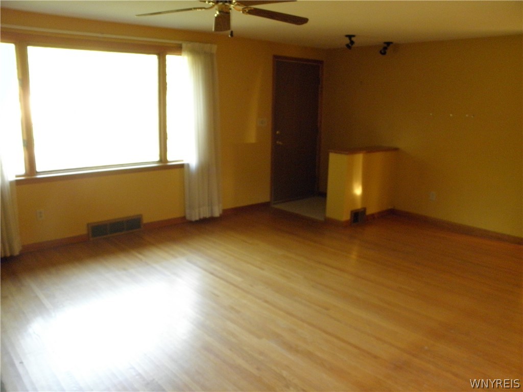 128 Minden Drive Orchard Park, NY 14127 - Photo 6 of 20 LIVING ROOM