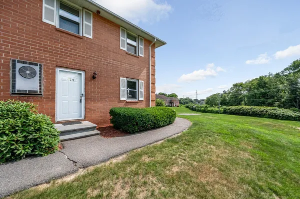 $299,000 | 614 Elmwood Drive, Hudson, NH 03051