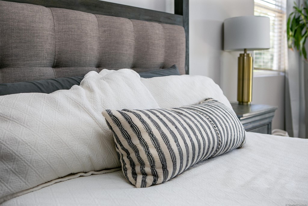 811 Inverlochy Drive Fallbrook, CA 92028 - Photo 15 of 27 a bedroom with a bed and a lamp