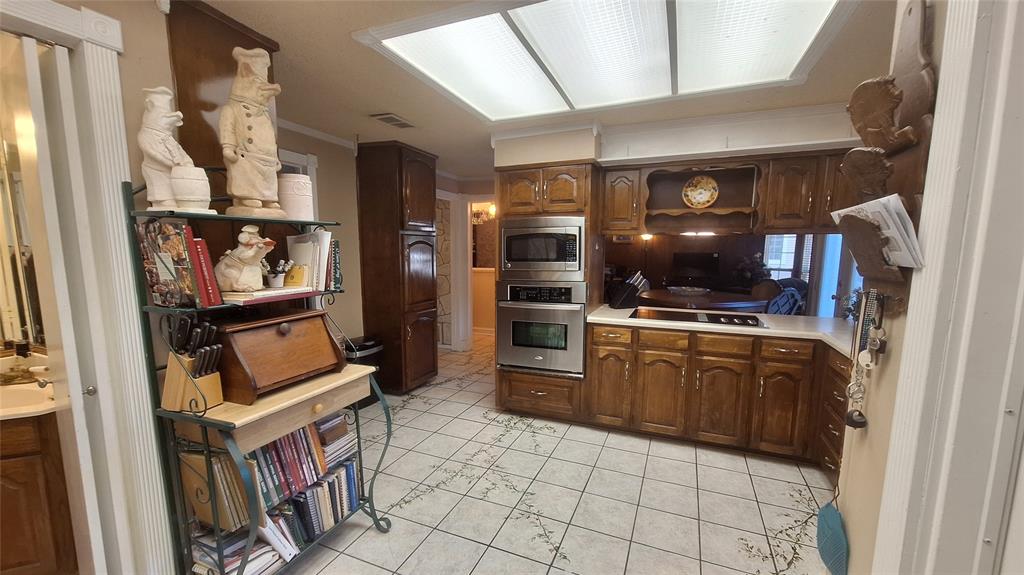 613 Colts Neck Court Colleyville, TX 76034 - Photo 23 of 38 convection oven and microwave, glass downdraft coofktop, 2 pantries, door into powder bath, walkway to breakfast room, greatroom & wetbar