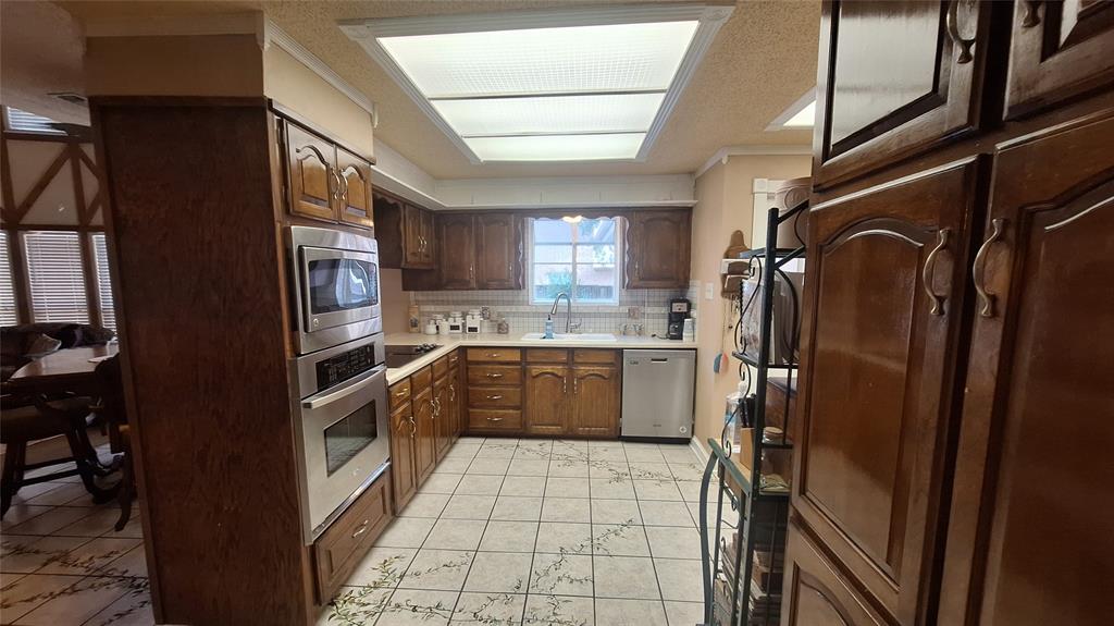 613 Colts Neck Court Colleyville, TX 76034 - Photo 24 of 38 2nd pantry, planter window above sink, back door to covered porch entrance into garage