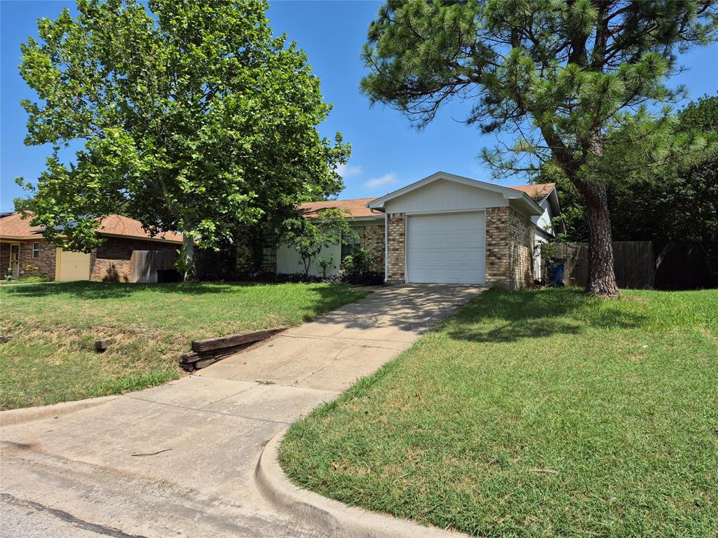 825 Springhill Drive Burleson, TX 76028 - Photo 2 of 22