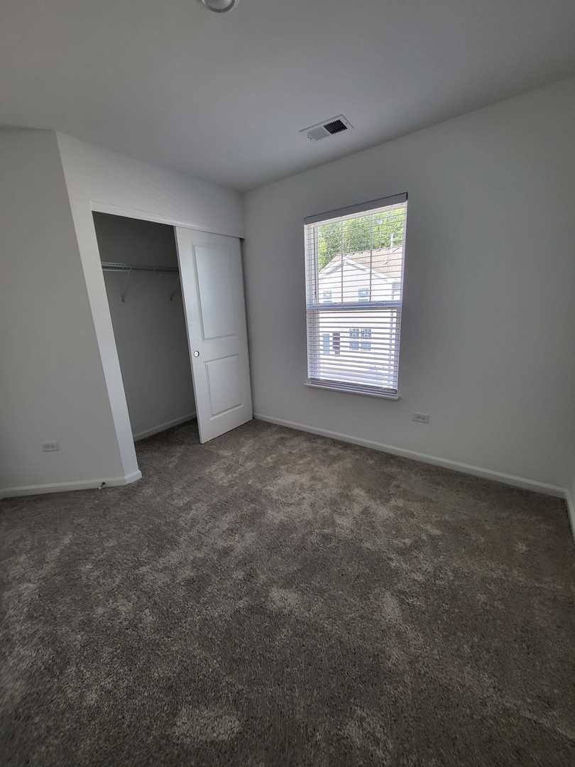 588 Wolverine Drive Aurora, IL 60502 - Photo 21 of 29 an empty room with a window