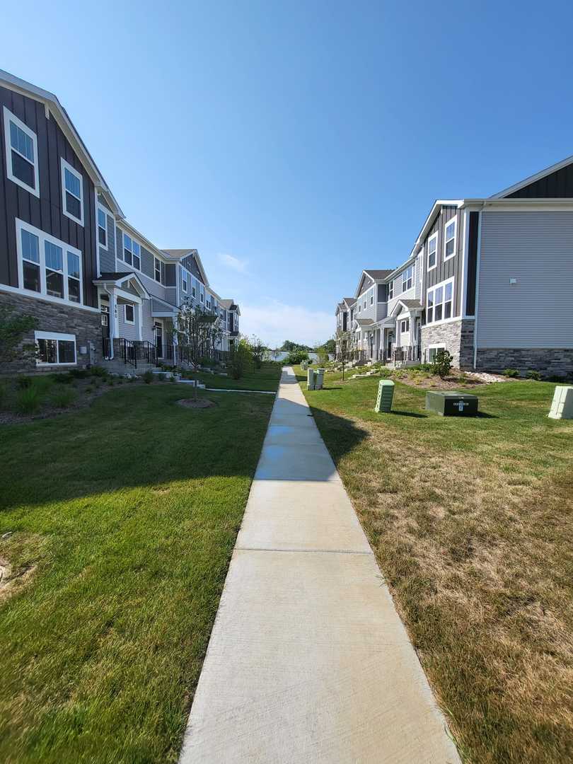 588 Wolverine Drive Aurora, IL 60502 - Photo 28 of 29 a house with garden in front of it