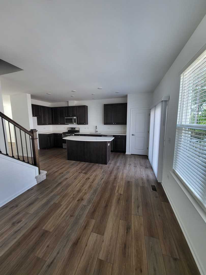 588 Wolverine Drive Aurora, IL 60502 - Photo 7 of 29 a view of kitchen and living room