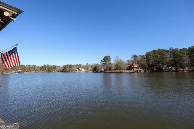 a view of a house with backyard