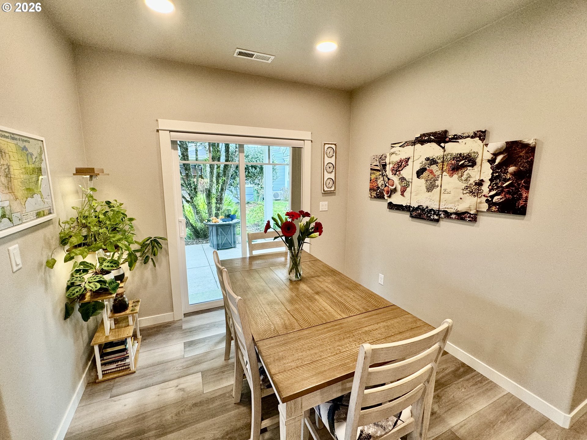 320 Oak Street Florence, OR 97439 - Photo 11 of 28 Dining Area